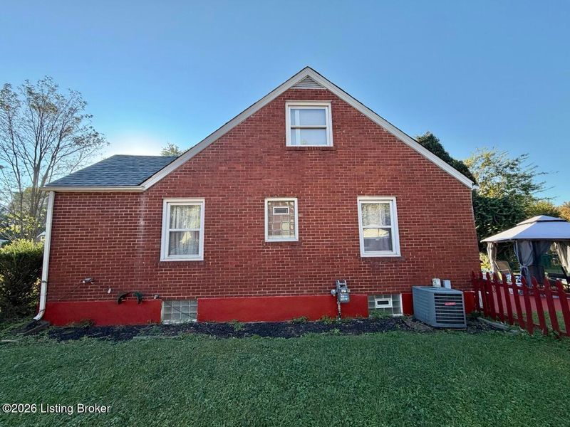 1111 Forest View Dr, Louisville, KY 40219