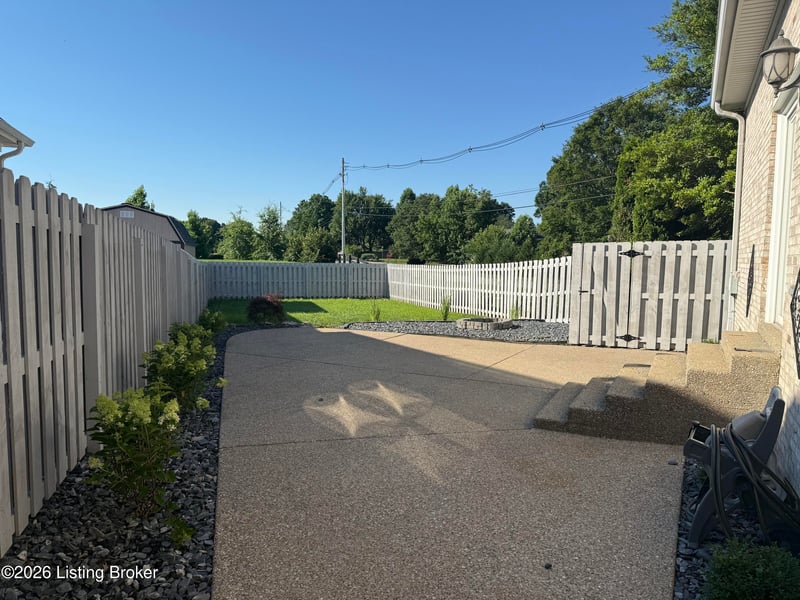 1118 Silvercrest Ln, Louisville, KY 40223