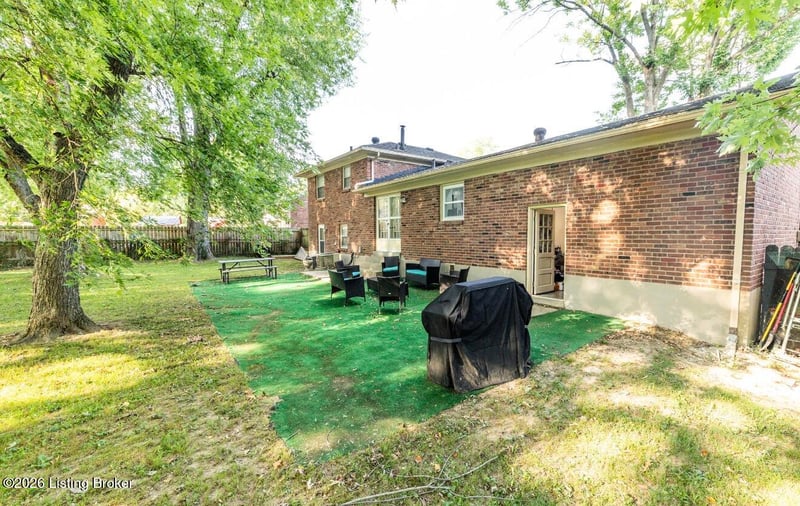1121 Hennepin Dr, Louisville, KY 40214
