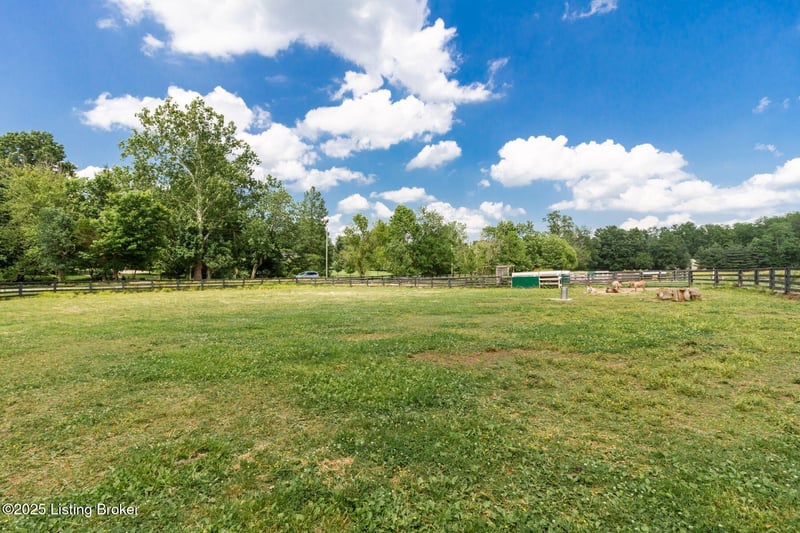11903 La Grange Rd, Anchorage, KY 40223