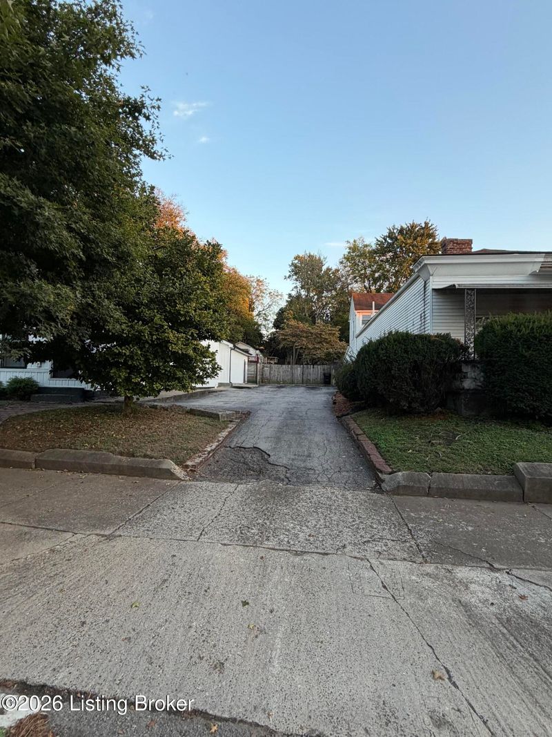 1222 Lexington Rd, Louisville, KY 40204