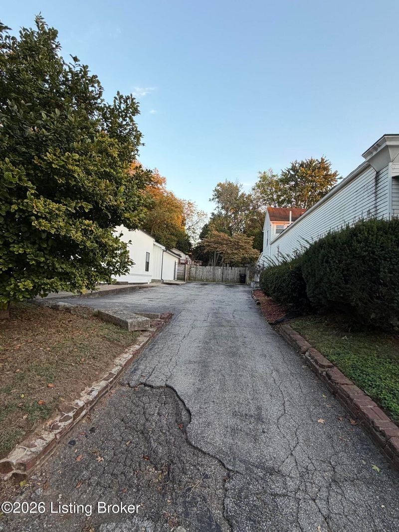 1222 Lexington Rd, Louisville, KY 40204