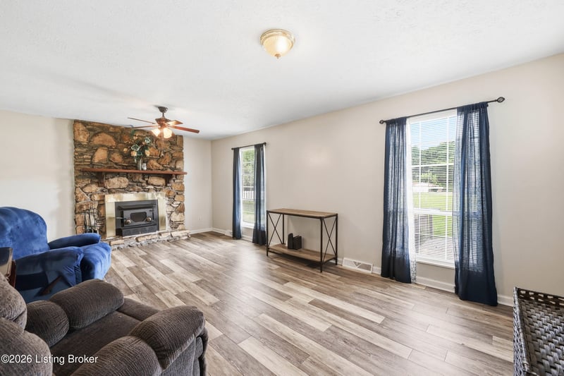 1227 Senate Cir, Radcliff, KY 40160