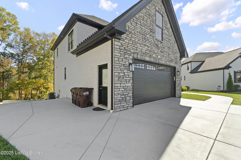12319 Vanherr Dr, Louisville, KY 40299