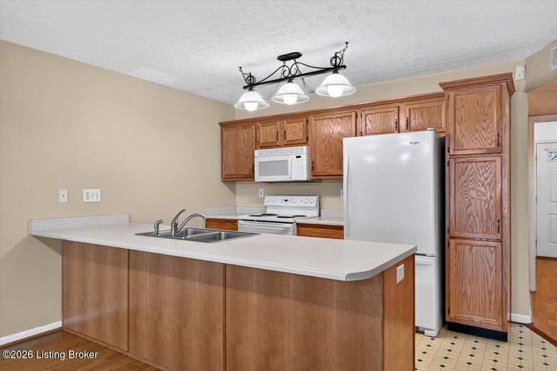 12373 Springmeadow Dr, Louisville, KY 40229