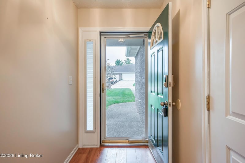 12402 Spring Leaf Ct, Louisville, KY 40229