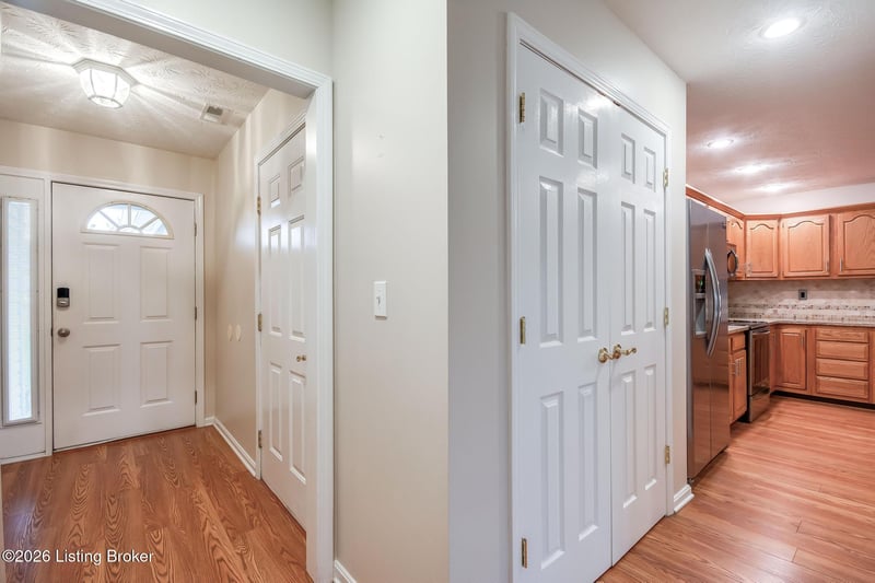 12402 Spring Leaf Ct, Louisville, KY 40229