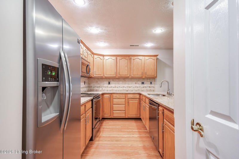 12402 Spring Leaf Ct, Louisville, KY 40229
