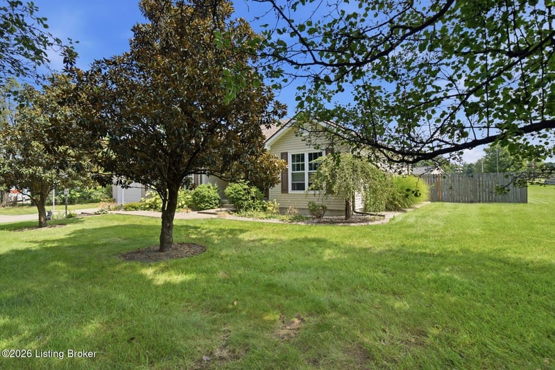 1308 Chapeze Ln, Shepherdsville, KY 40165
