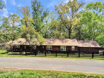 131 Lakeside Dr, Scottsville, KY 42164