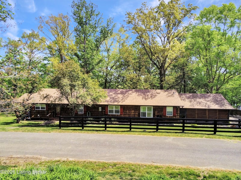 131 Lakeside Dr, Scottsville, KY 42164