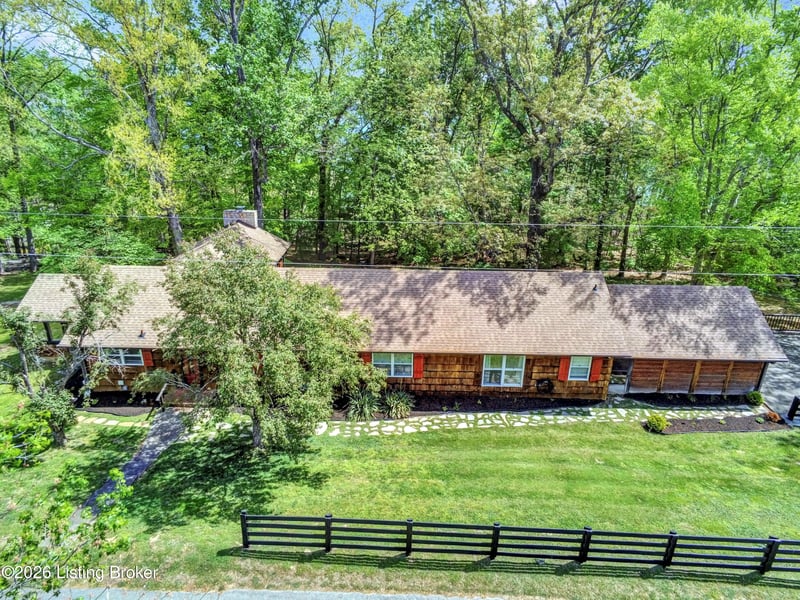 131 Lakeside Dr, Scottsville, KY 42164