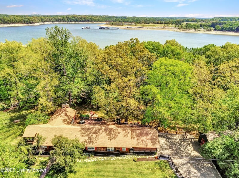 131 Lakeside Dr, Scottsville, KY 42164