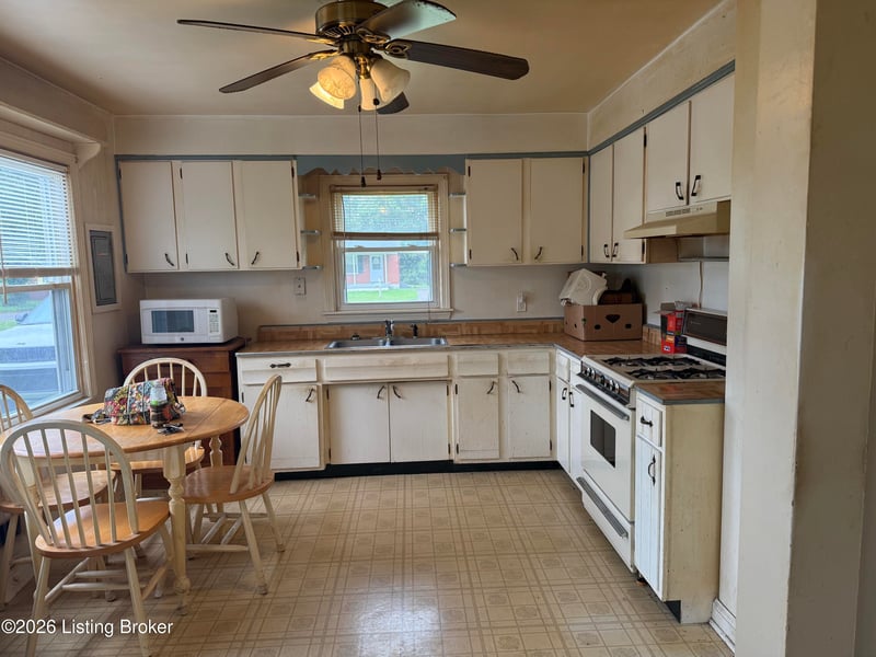 13106 Meadowlawn Dr, Louisville, KY 40272
