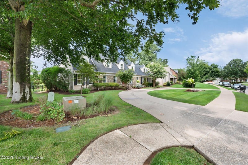 1402 Oxmoor Woods Pkwy, Louisville, KY 40222