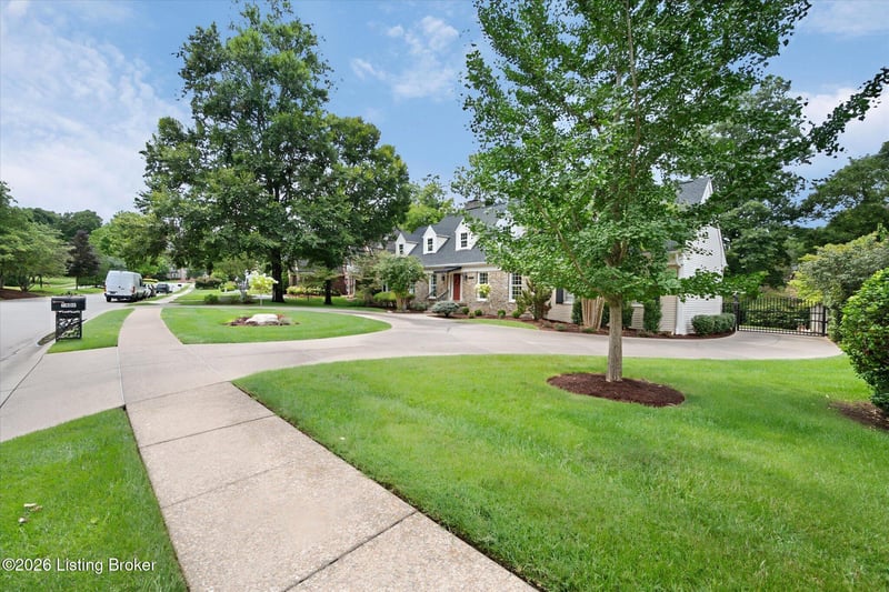 1402 Oxmoor Woods Pkwy, Louisville, KY 40222
