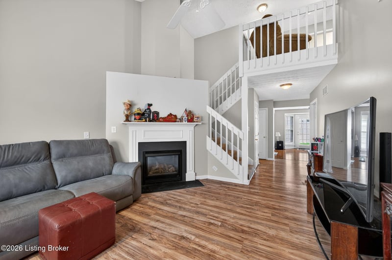142 Charlton Wynde Dr, Louisville, KY 40245