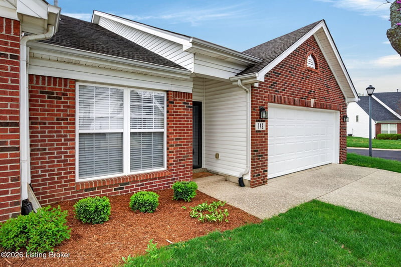 142 Charlton Wynde Dr, Louisville, KY 40245