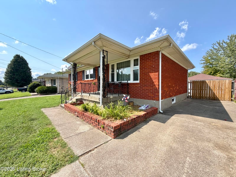 152 Crator Dr, Louisville, KY 40229