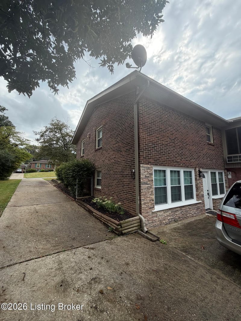 1549 Glenrock Rd, Louisville, KY 40216