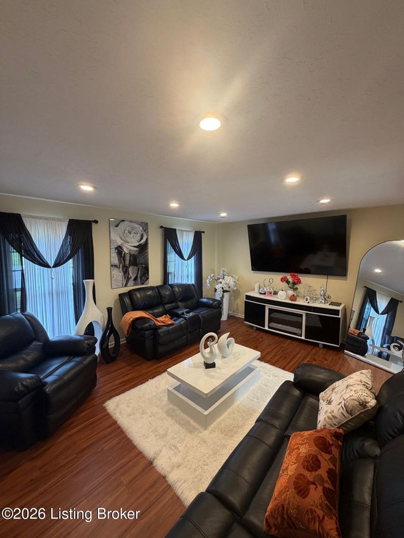1549 Glenrock Rd, Louisville, KY 40216