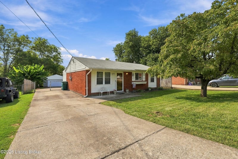 177 Springwood Dr, Louisville, KY 40229