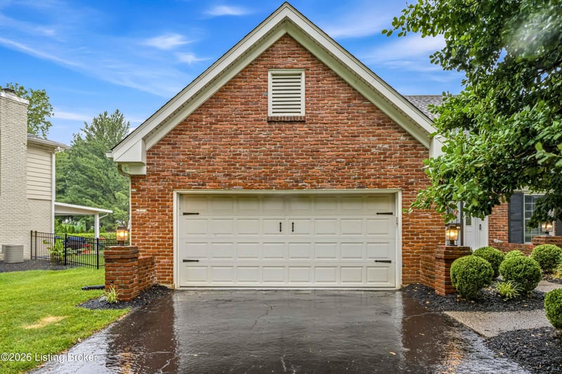 1804 Crossgate Ln, Louisville, KY 40222