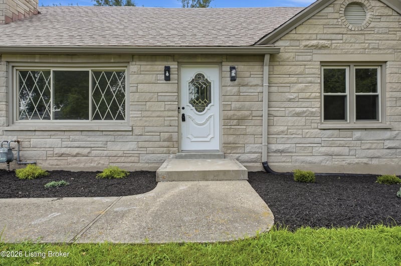 1904 Farrington Dr, Louisville, KY 40216