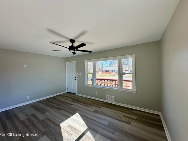 1920 Dixie Garden Dr, Louisville, KY 40272