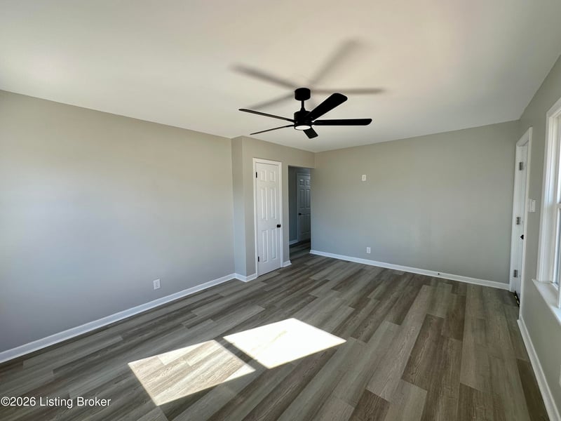 1920 Dixie Garden Dr, Louisville, KY 40272