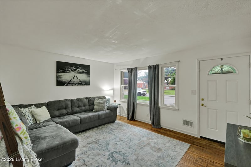 1924 White Oak Ln, Louisville, KY 40216