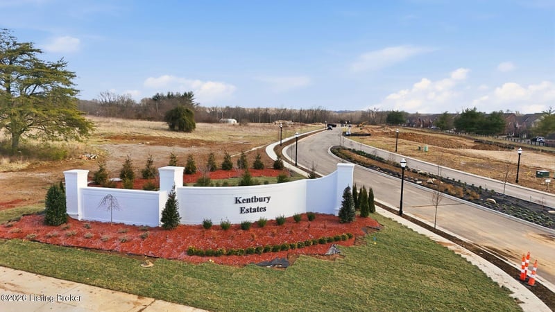 2 Littlecote Ln, Louisville, KY 40245