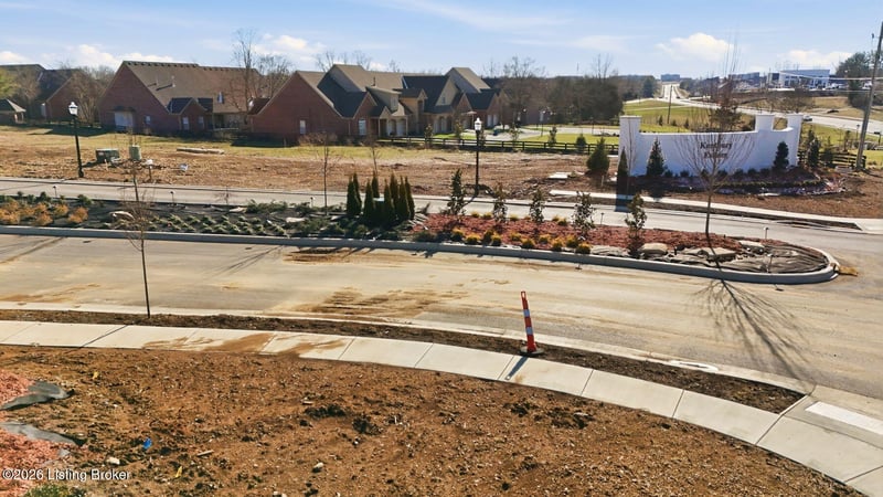 2 Littlecote Ln, Louisville, KY 40245