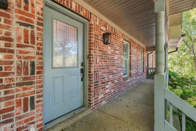 2010 Clarke Pointe Dr, Crestwood, KY 40014