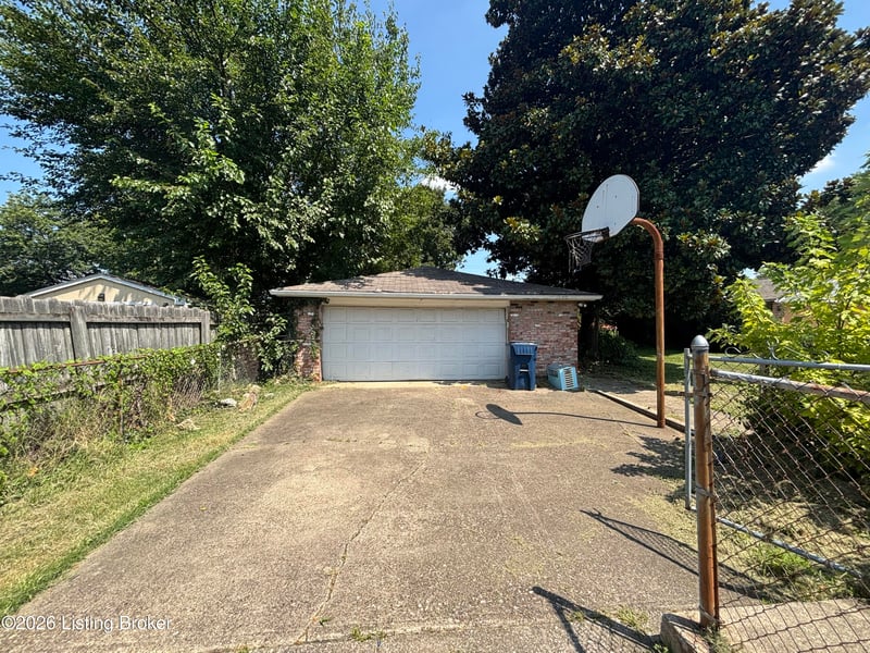 2011 Mary Catherine Dr, Louisville, KY 40216