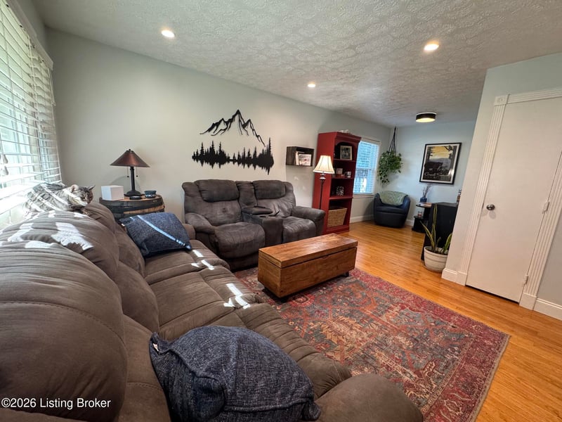 2027 Cedarcrest Dr, Louisville, KY 40242