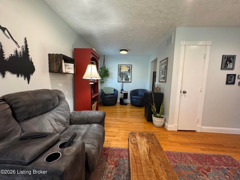 2027 Cedarcrest Dr, Louisville, KY 40242