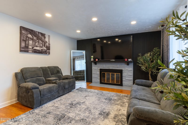 210 Spring Garden Dr, Louisville, KY 40218