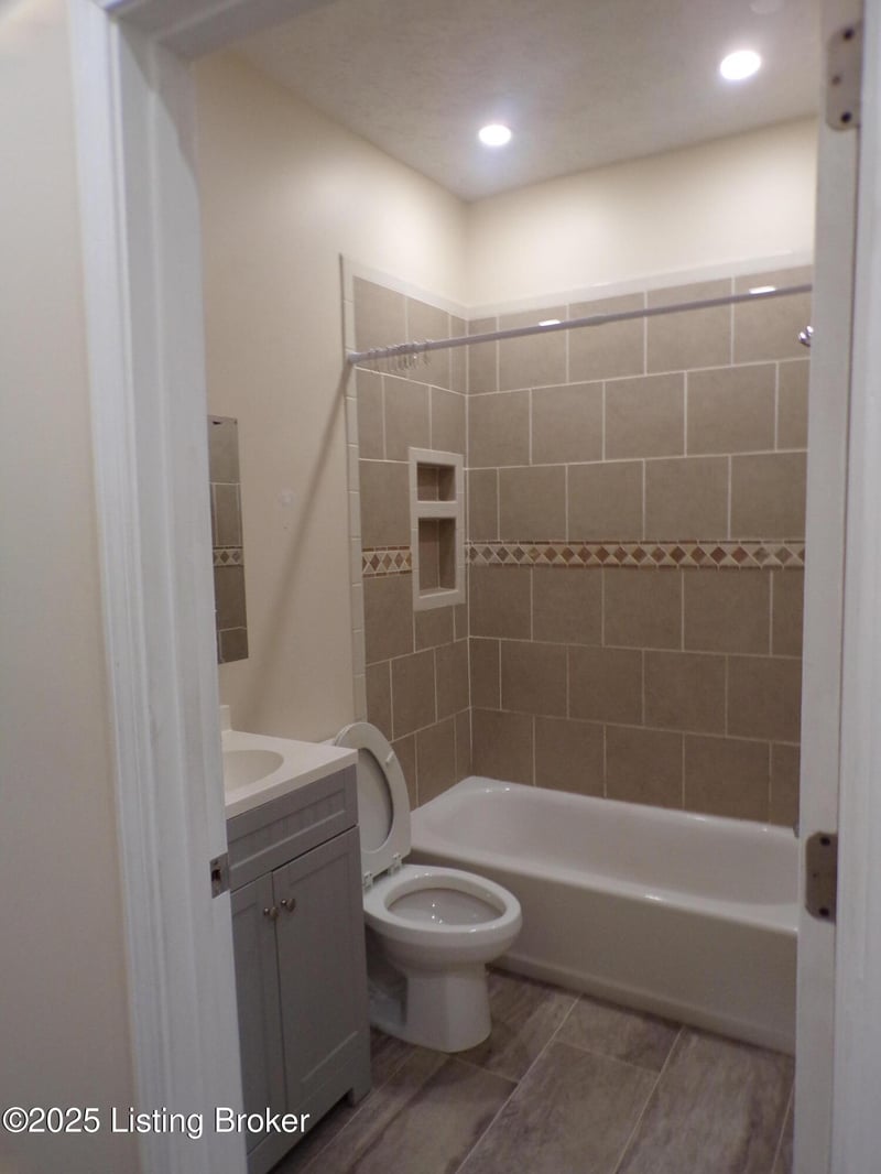 2113 Dumesnil St, Louisville, KY 40210
