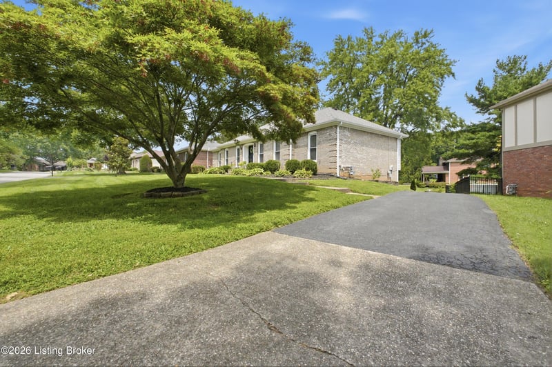213 Club Oak Ct, Louisville, KY 40223
