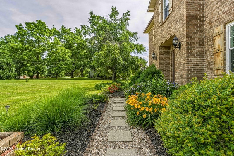 220 Hialeah Dr, Coxs Creek, KY 40013