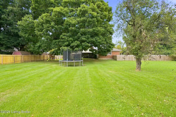 2208 Bashford Manor Ln, Louisville, KY 40218