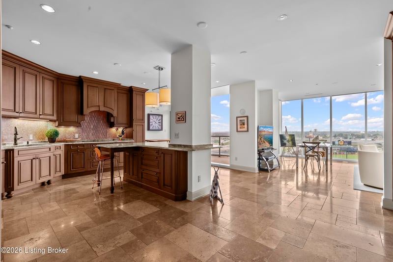 222 E Witherspoon St #902, Louisville, KY 40202