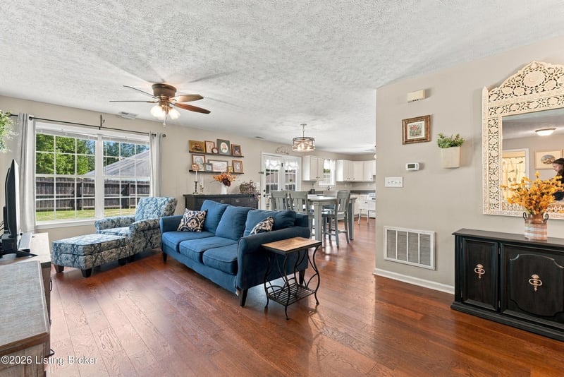 230 Clover Cove Dr, Shepherdsville, KY 40165