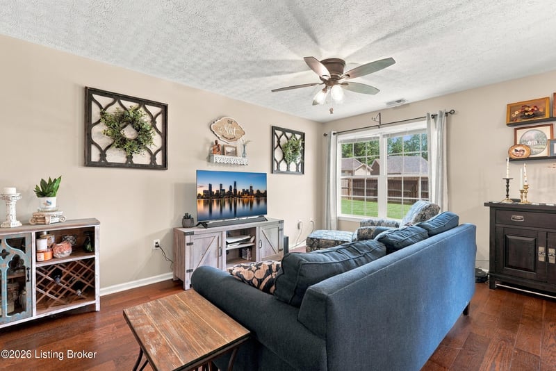 230 Clover Cove Dr, Shepherdsville, KY 40165