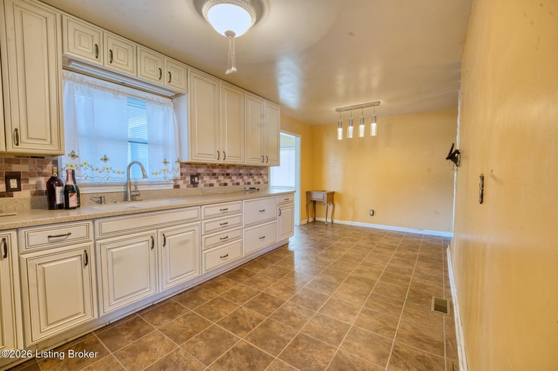 2300 Quinn Dr, Louisville, KY 40216