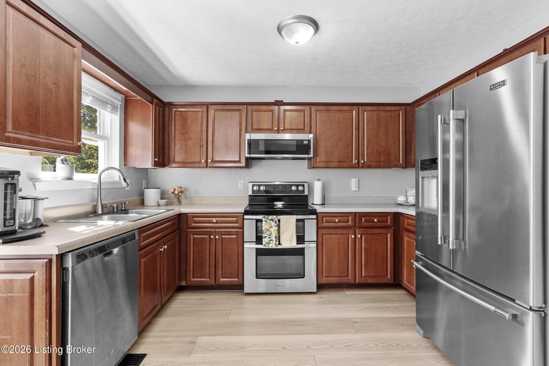 231 River Edge Dr, Shepherdsville, KY 40165