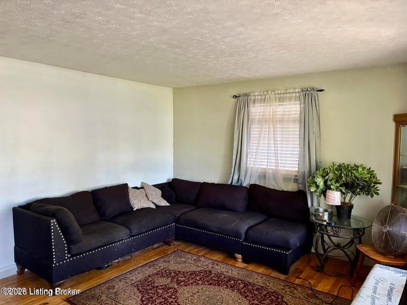2320 Donna Rd, Louisville, KY 40216