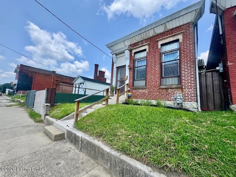 2325-2327 W Market St, Louisville, KY 40212