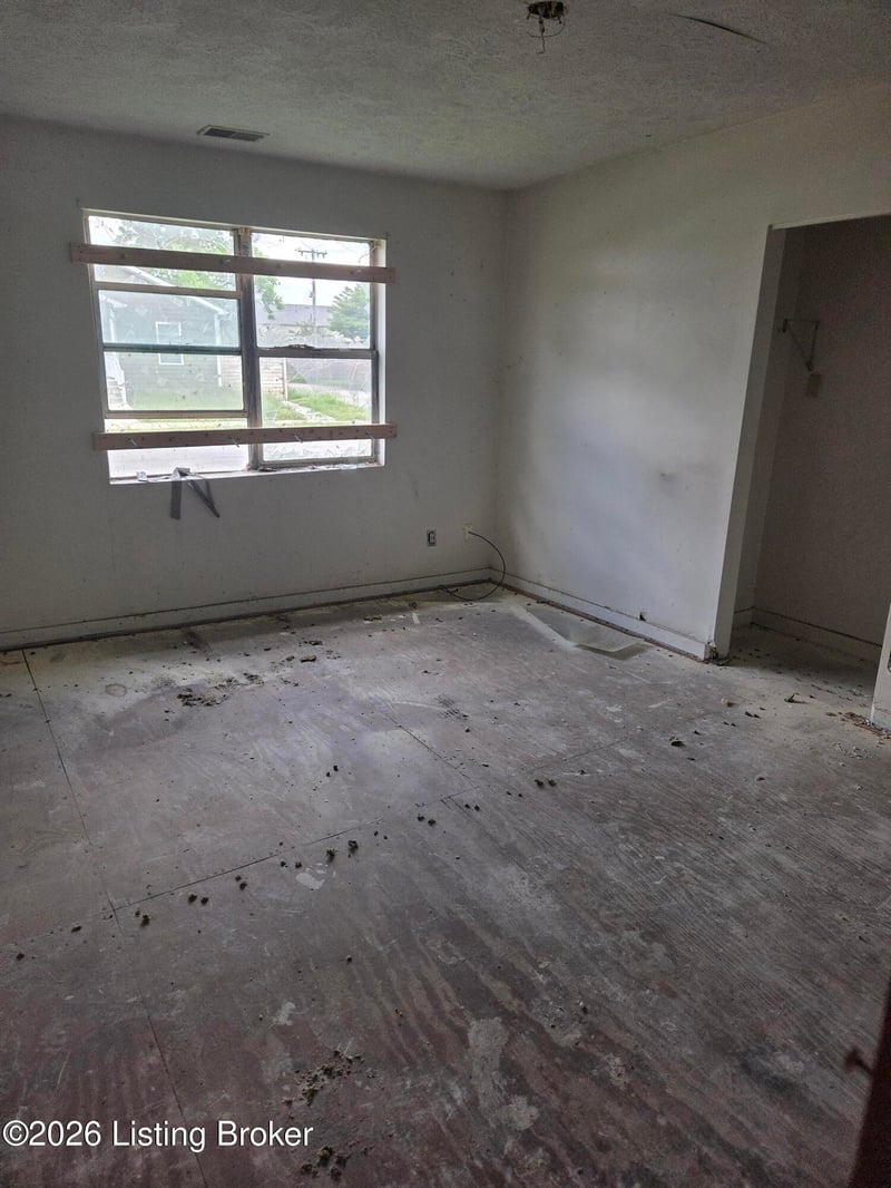 2400 Griffiths Ave, Louisville, KY 40212